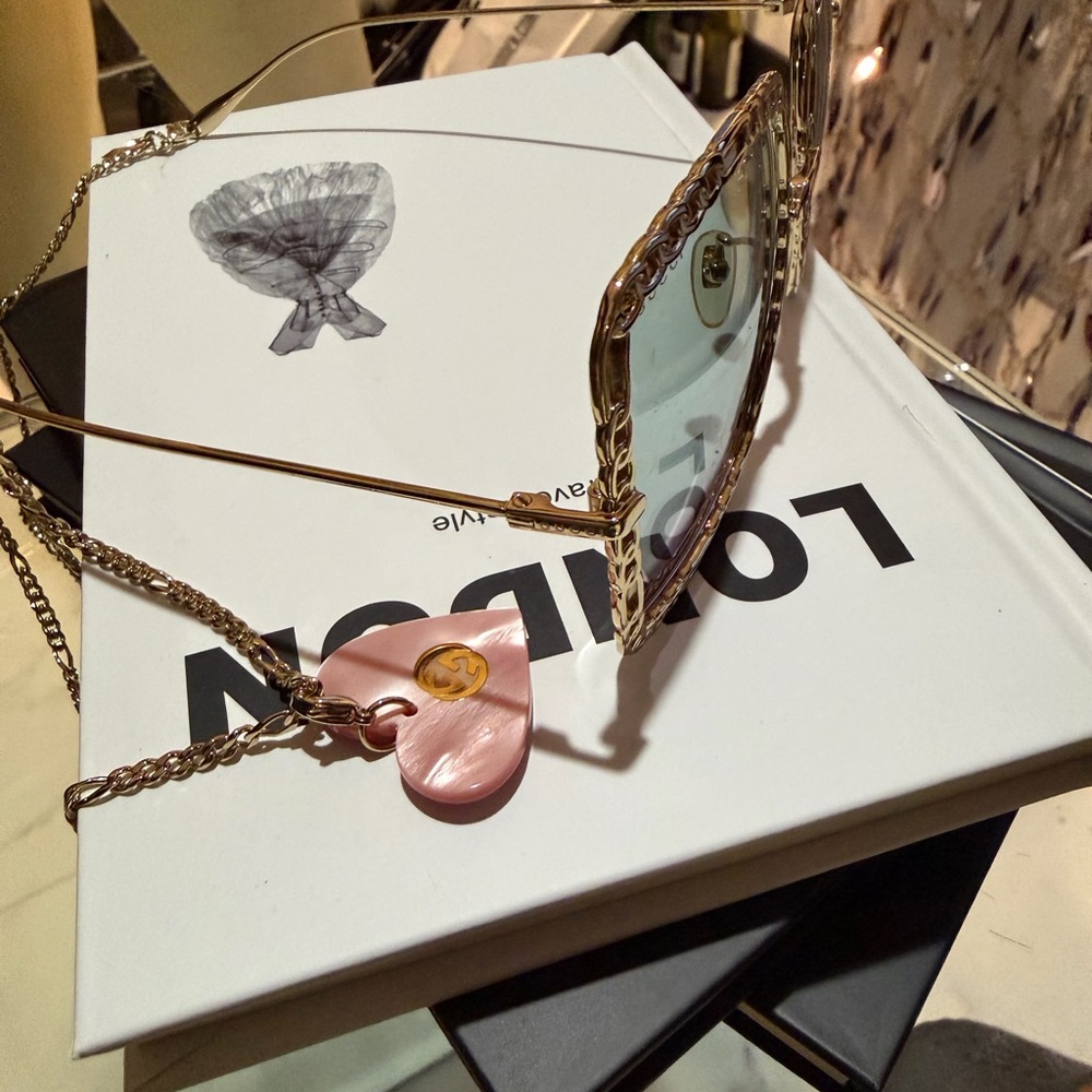 Authentic Gucci Oversized Sunglasses with Chain - Picture 4 of 6